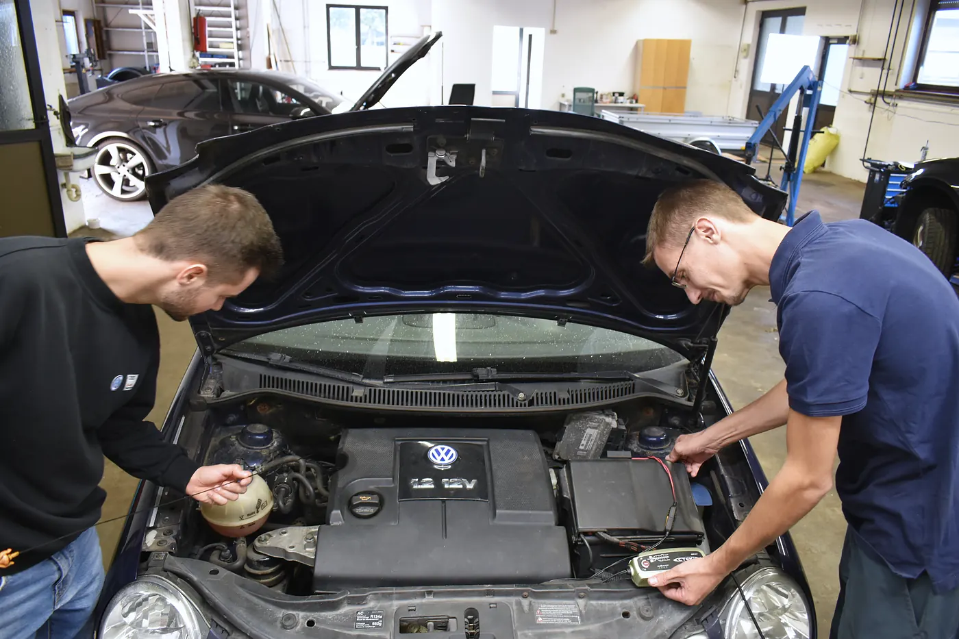 Michael und Thomas Vatter prüfen den Motorraum eines VW Polo