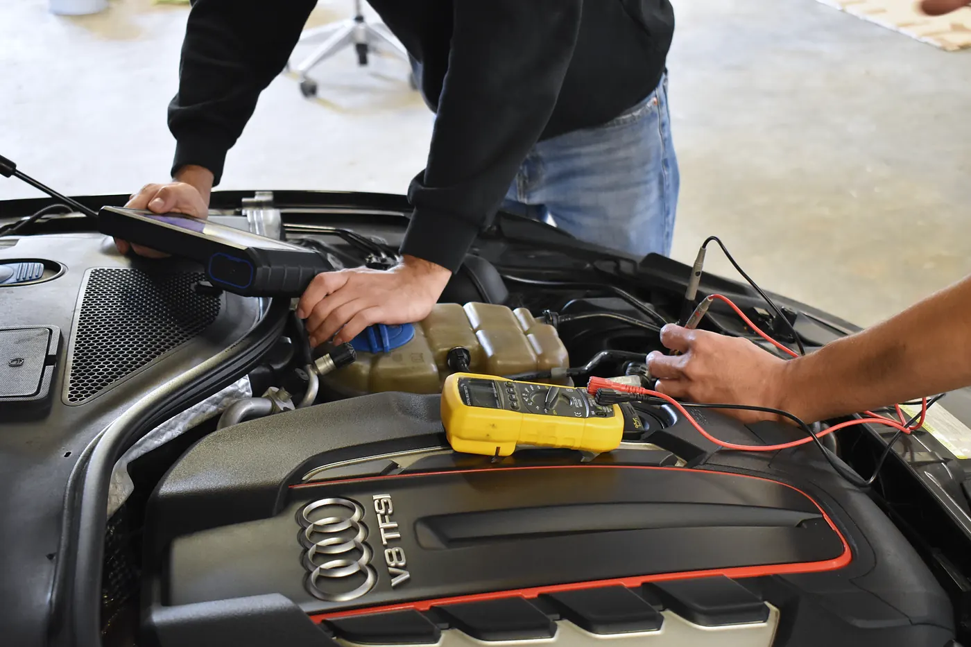 Messung mit dem Multimeter am Motor eines Audi V8