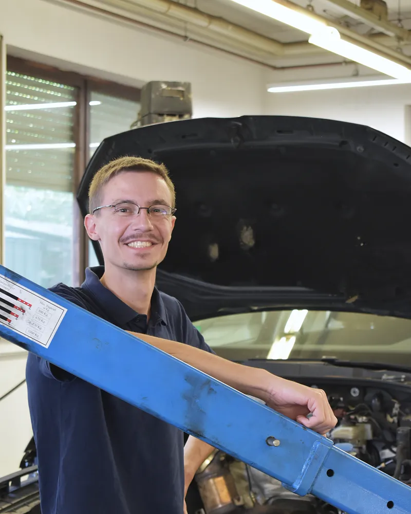 Michael Vatter, Kfz-Meister, an der Hebebühne in der Werkstatt