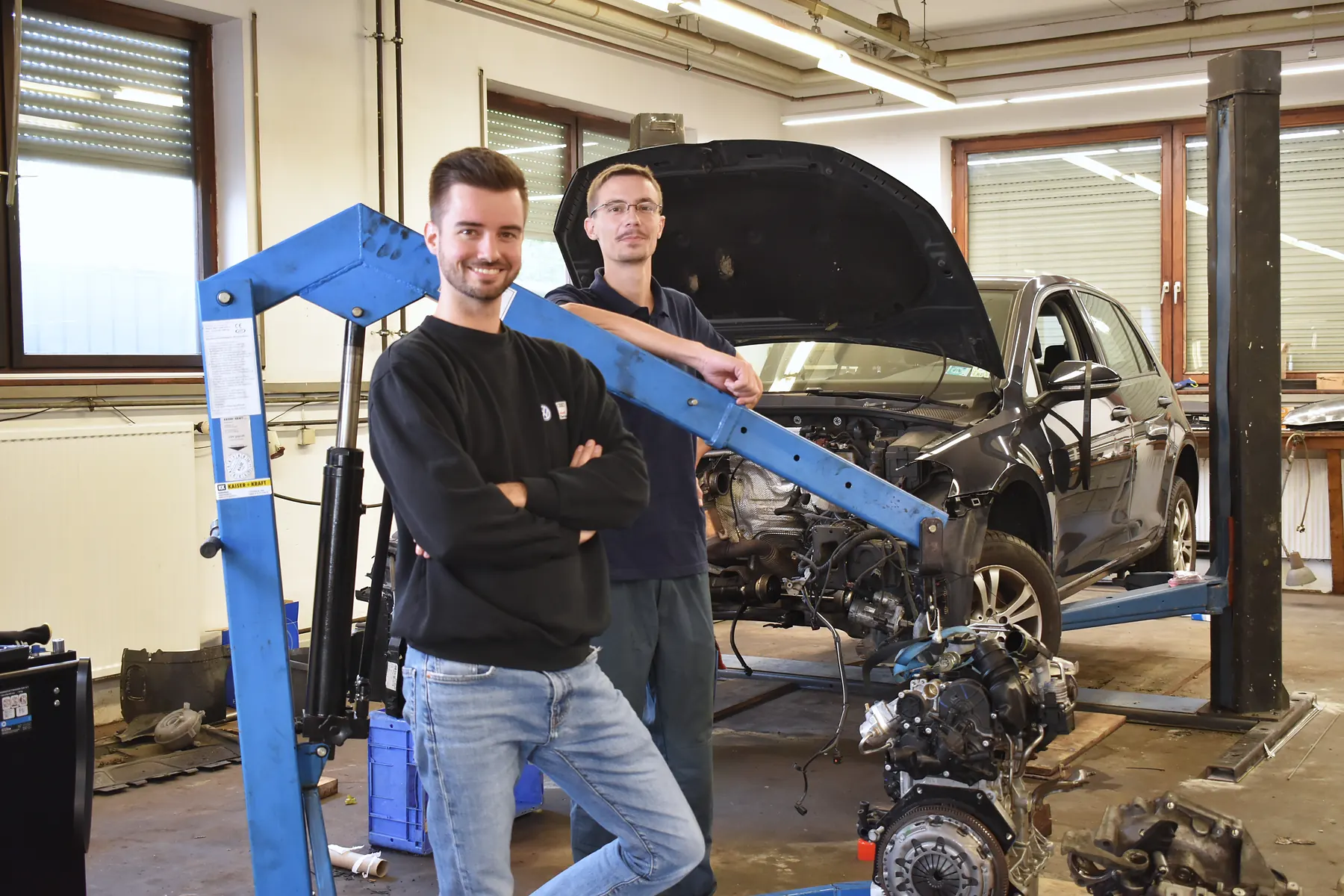 Thomas und Michael Vatter am Motorkran in der Werkstatt