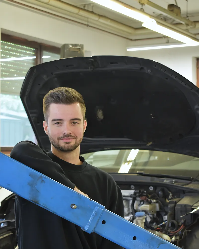 Thomas Vatter, Kfz-Mechatroniker, an der Hebebühne in der Werkstatt